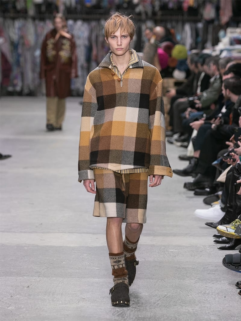 Model with long checked polo shirt and short trousers Etro fashion show fall winter collection 2023/2024