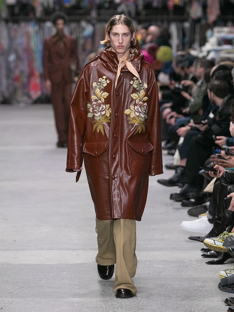 Model with long brown leather jacket with floral patterns and scarf Etro fashion show fall winter collection 2023/2024