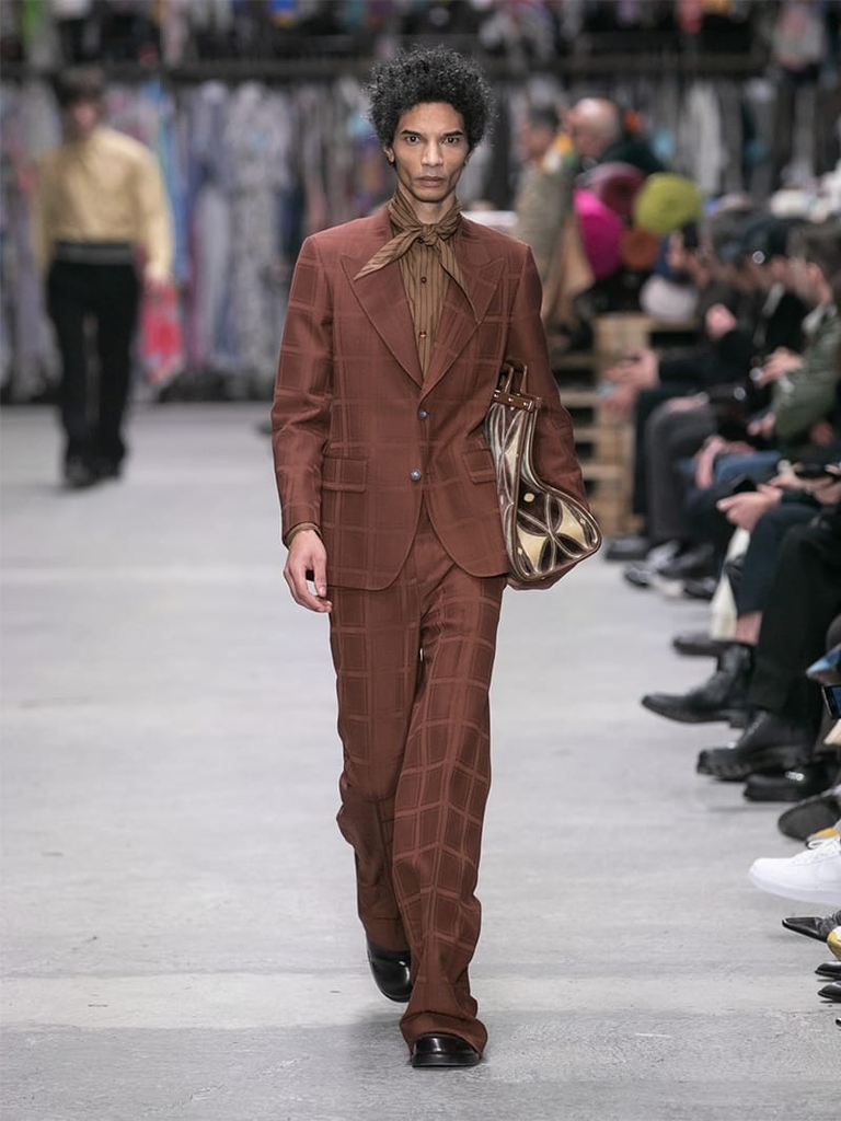 Model with brown checked suit, brown scarf and bag with geometric patterns Etro fashion show fall winter collection 2023/2024