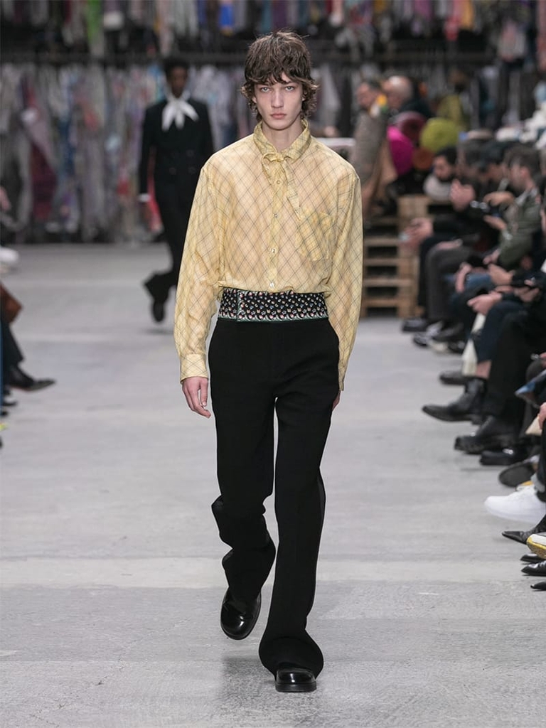 Model with yellow shirt, yellow scarf and black trousers Etro fall winter 2023/2024 fashion show collection