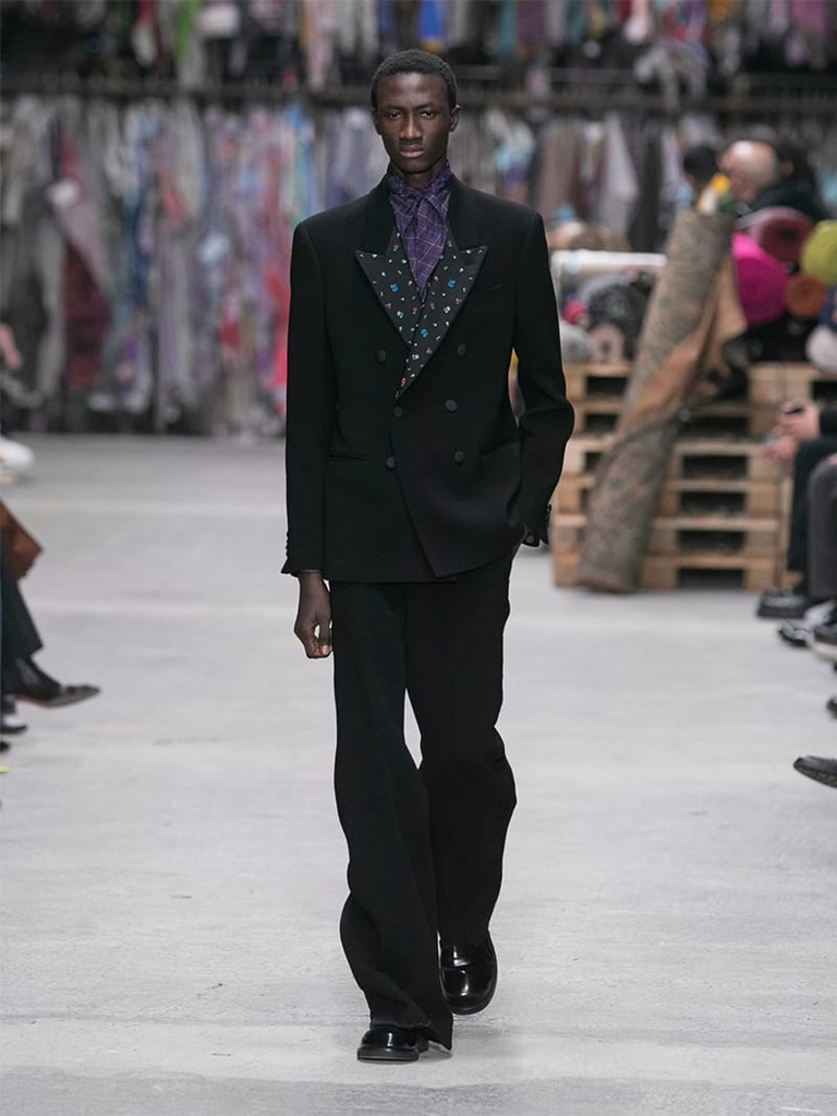 Model with elegant black suit and blue and purple scarf Etro fashion show fall winter collection 2023/2024