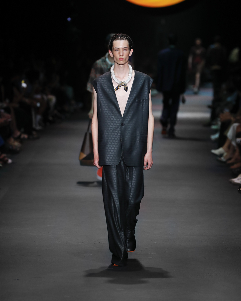 Model with black sleeveless suit and white necklace with scarf Etro Spring Summer collection 2024 fashion show