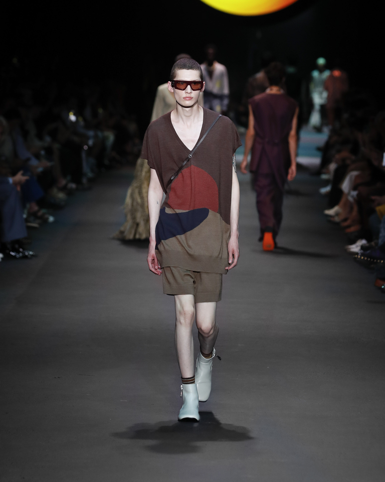 Model with brown sweater, short brown shorts and shoulder bag Etro Spring Summer collection 2024 fashion show