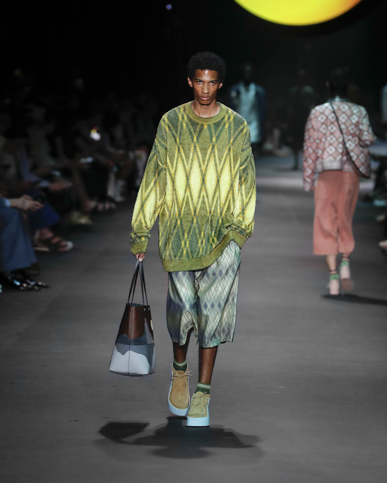 Model with long green jumper, turquoise short trousers with geometric patterns and turquoise bag Etro Spring Summer collection 2024 fashion show