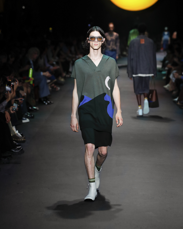 Model with sunglasses and long green, white, black and blue dress Etro Spring Summer collection 2024 fashion show