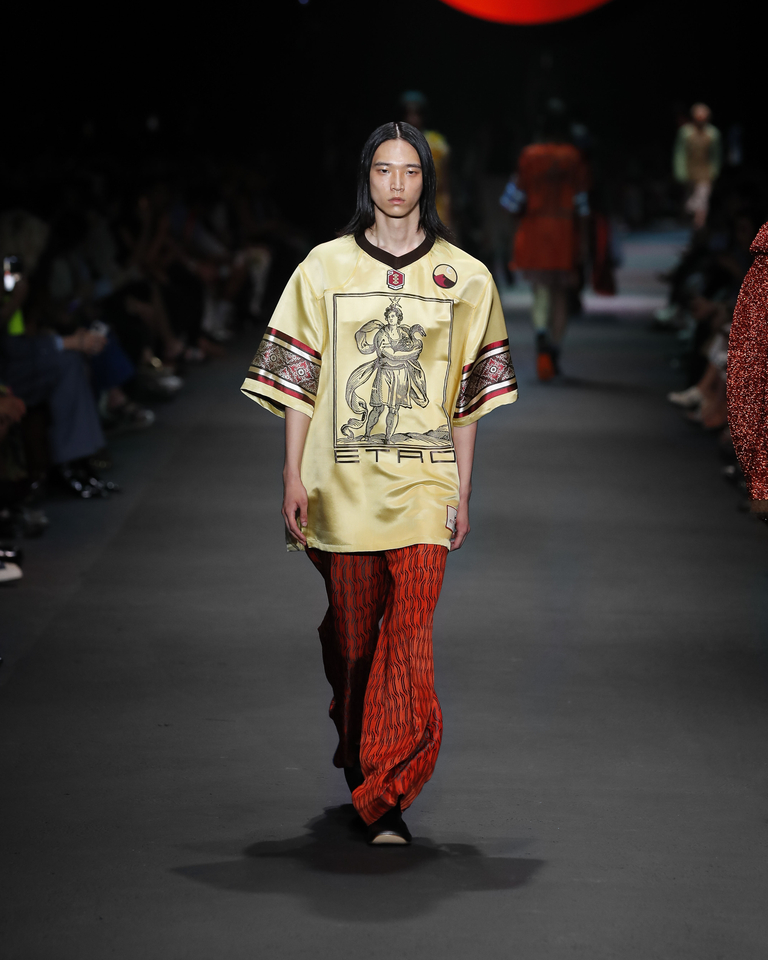 Model with gold medium-sleeved T-shirt and orange long trousers Etro Spring Summer collection 2024 fashion show