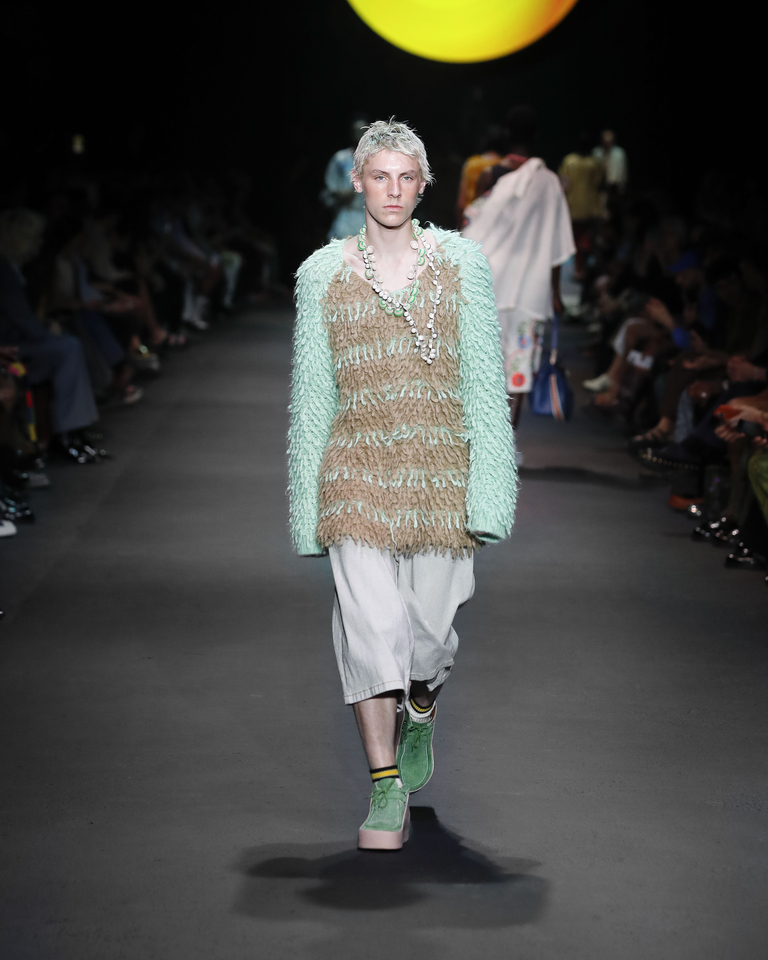 Model with green necklace, turquoise and dark green long-sleeved jumper and short trousers Etro Spring Summer collection 2024 fashion show