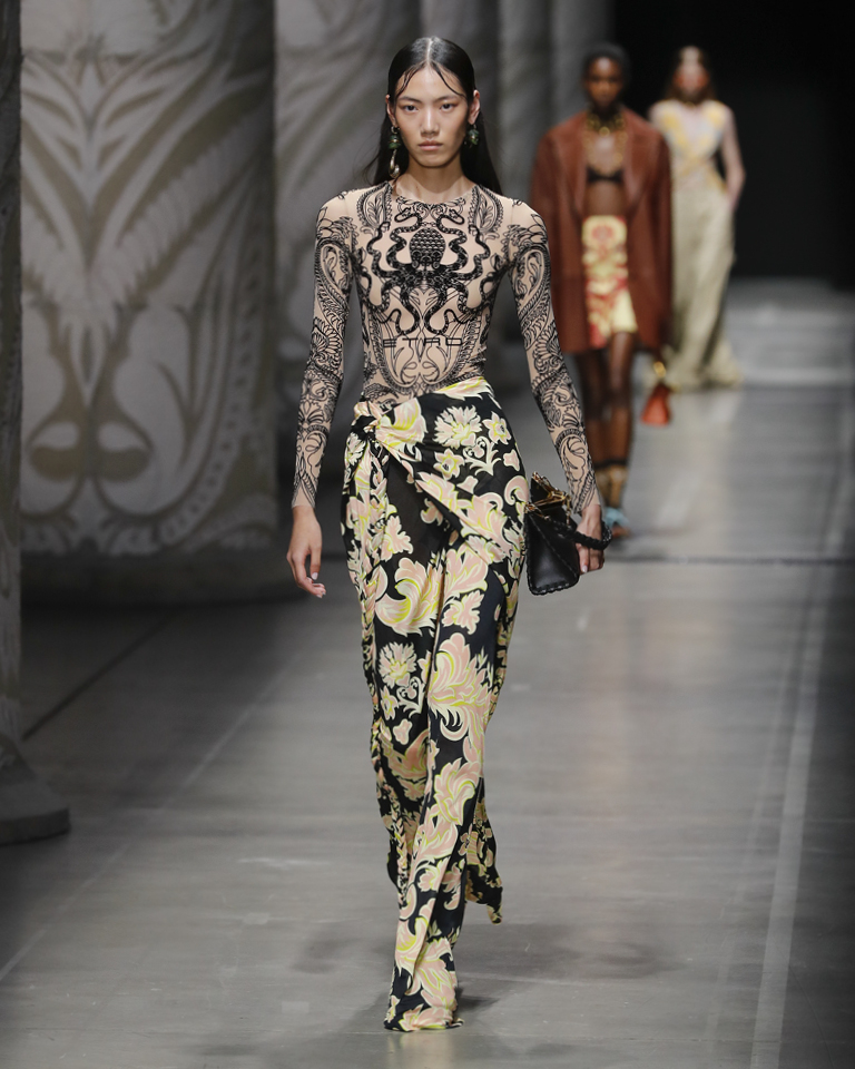 Woman Fashion Show SS24; Designed by Marco De Vincenzo for ETRO.
