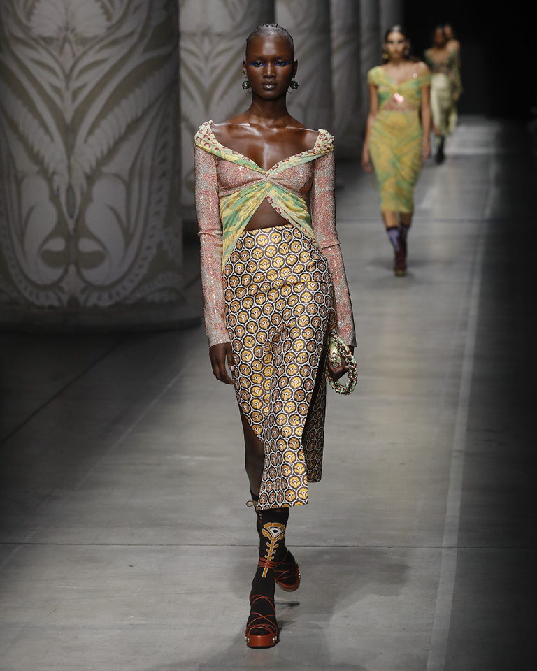 Woman Fashion Show SS24; Designed by Marco De Vincenzo for Etro.