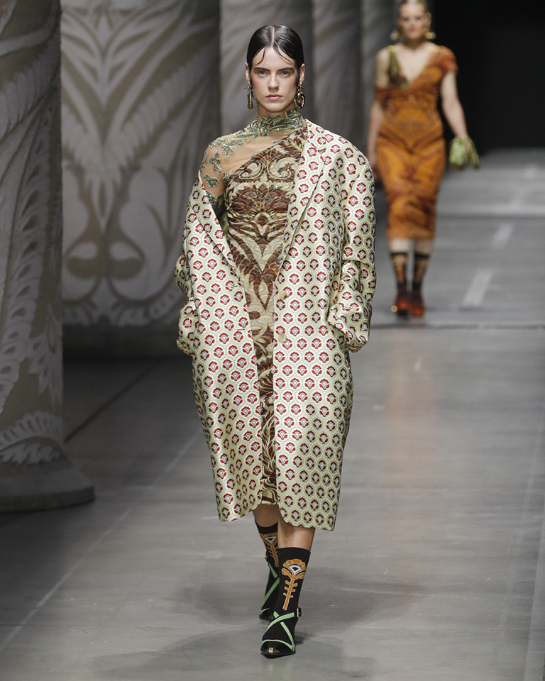 Woman Fashion Show SS24; Designed by Marco De Vincenzo for Etro.